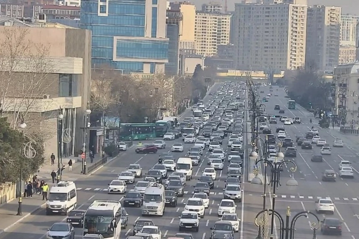 Bakının bir sıra yollarında nəqliyyatın sıxlığı yaranıb