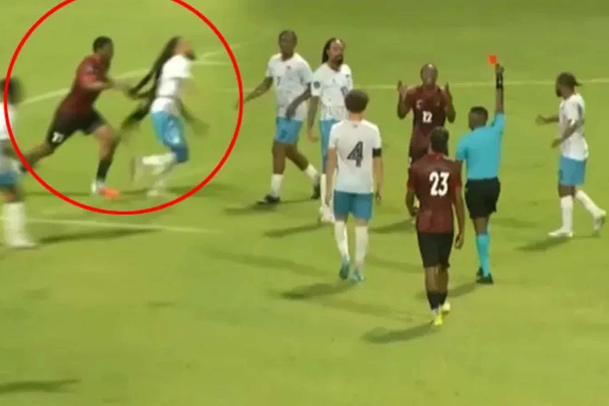 Futbolda qeyri-adi hadisə: oyunçunun saçını yolan iki futbolçu qırmızı vərəqə aldı