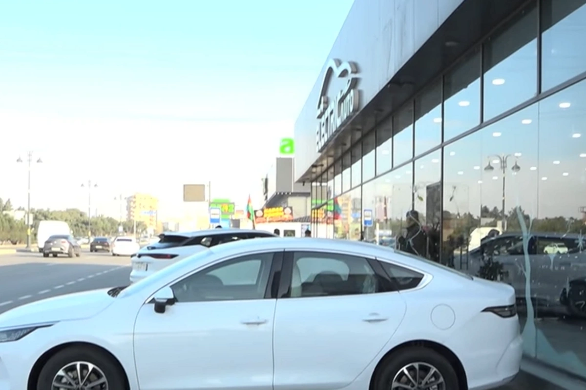 Avtosalon səkini zəbt etdi: Yolu keçə, mağazaya gedə bilmirik