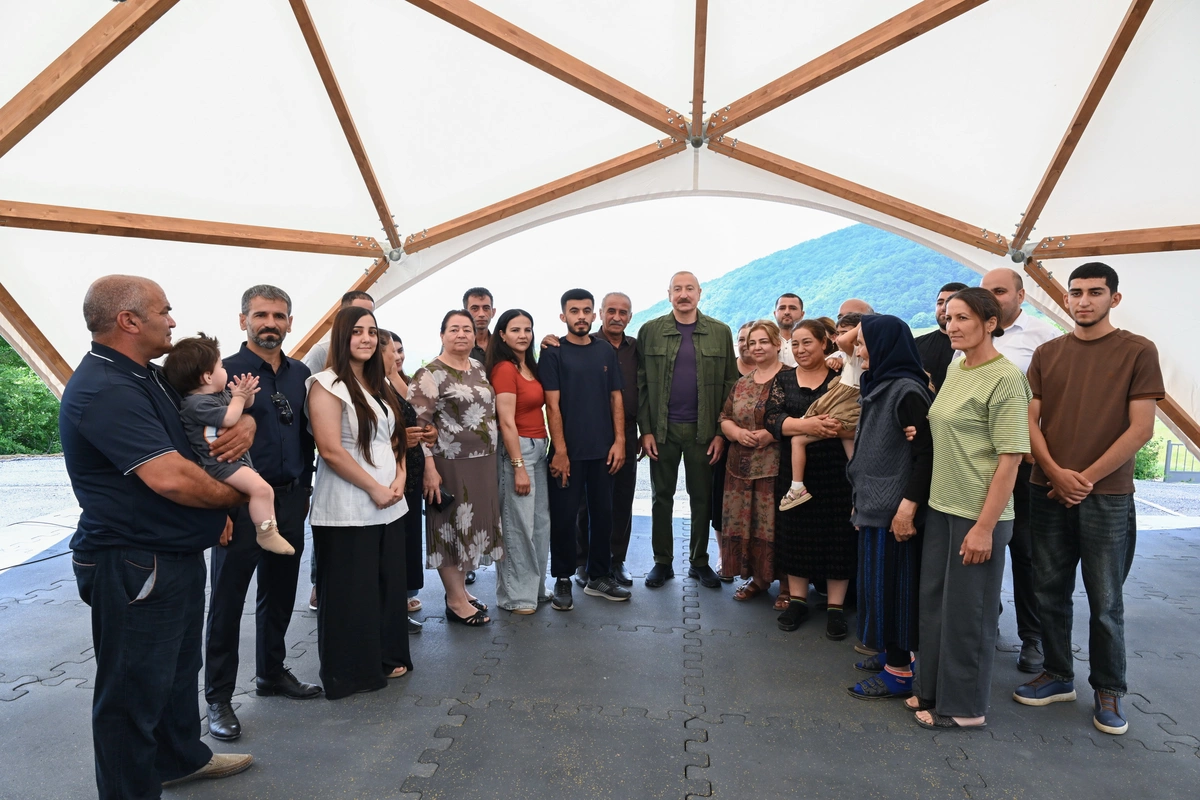 İlham Əliyev Şuşanın Kiçik Qaladərəsi kəndində görülən işlərlə tanış olub və kəndə qayıdan sakinlərlə görüşüb