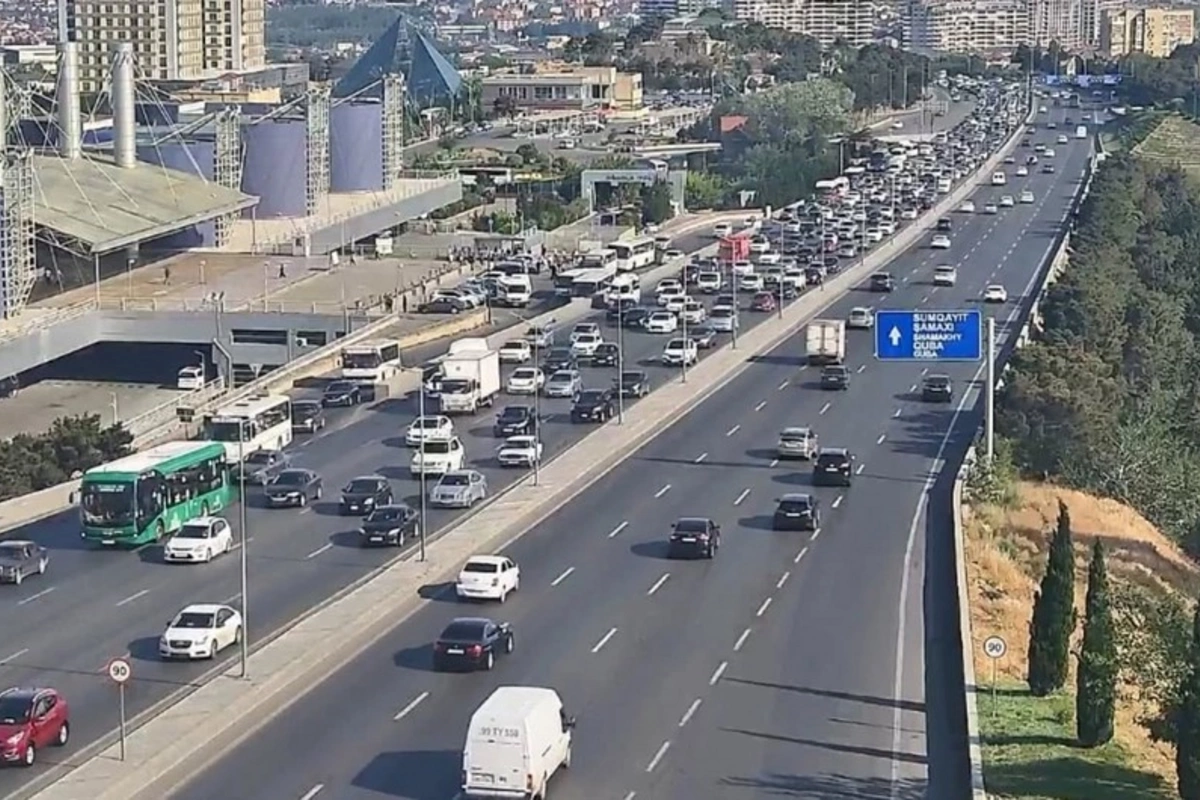 Bakının bu yollarda nəqliyyatın sıxlığı yaranıb Bakının bu yollarda nəqliyyatın sıxlığı yaranıb