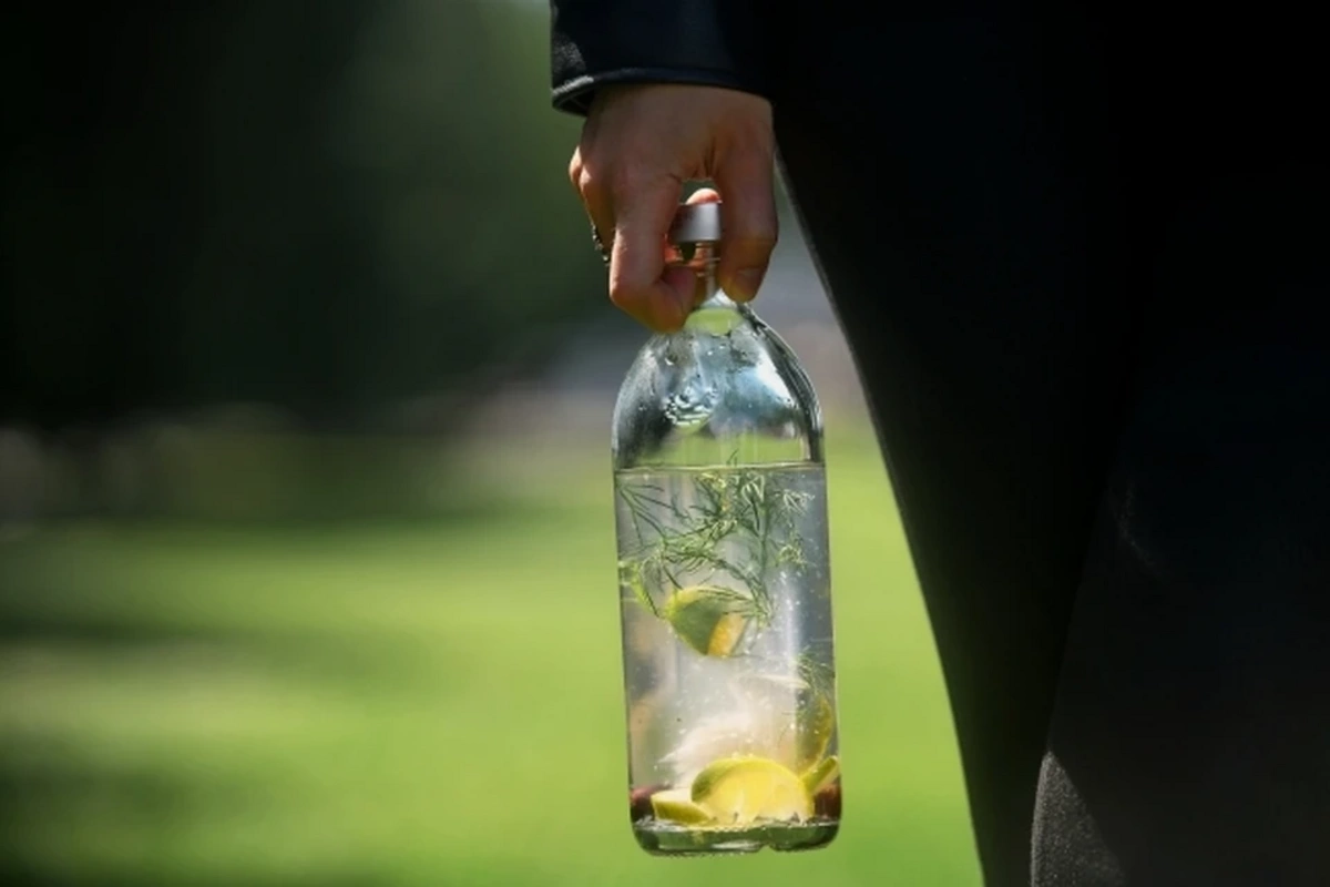 Müştəri ilə mübahisə edən restoran sahibi onun başına araq butulkası vurdu