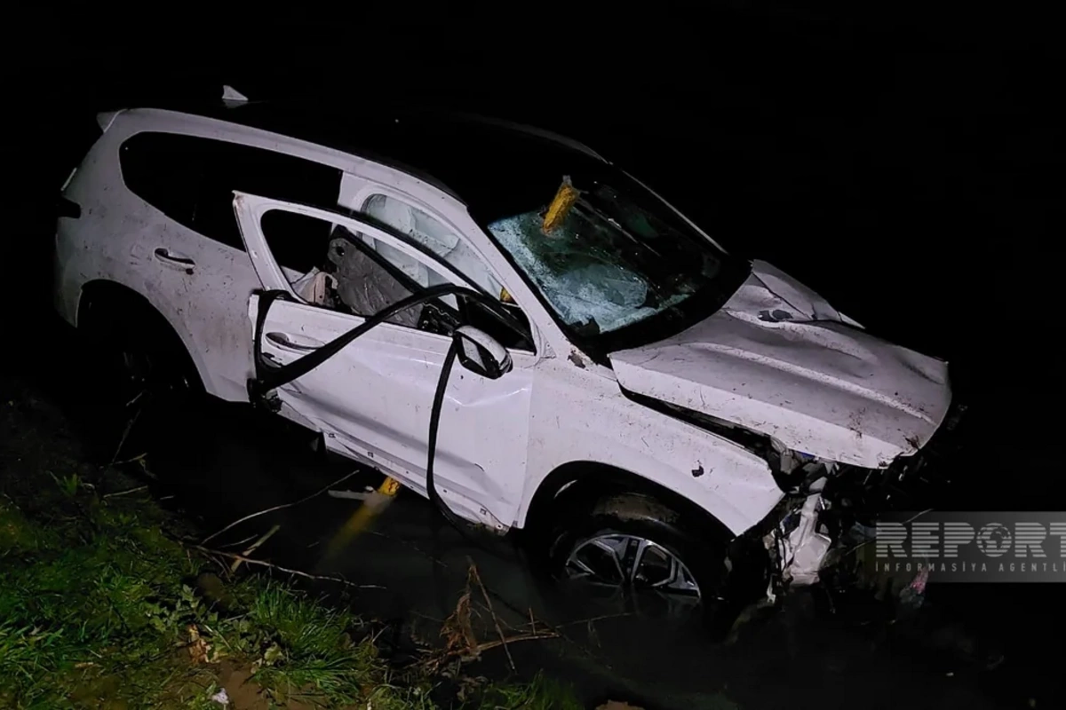 В Азербайджане автомобиль упал в реку, пассажир скончался