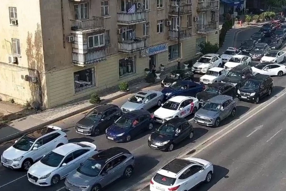 Bakının bir sıra yollarında tıxac yaranıb Bakının bir sıra yollarında tıxac yaranıb