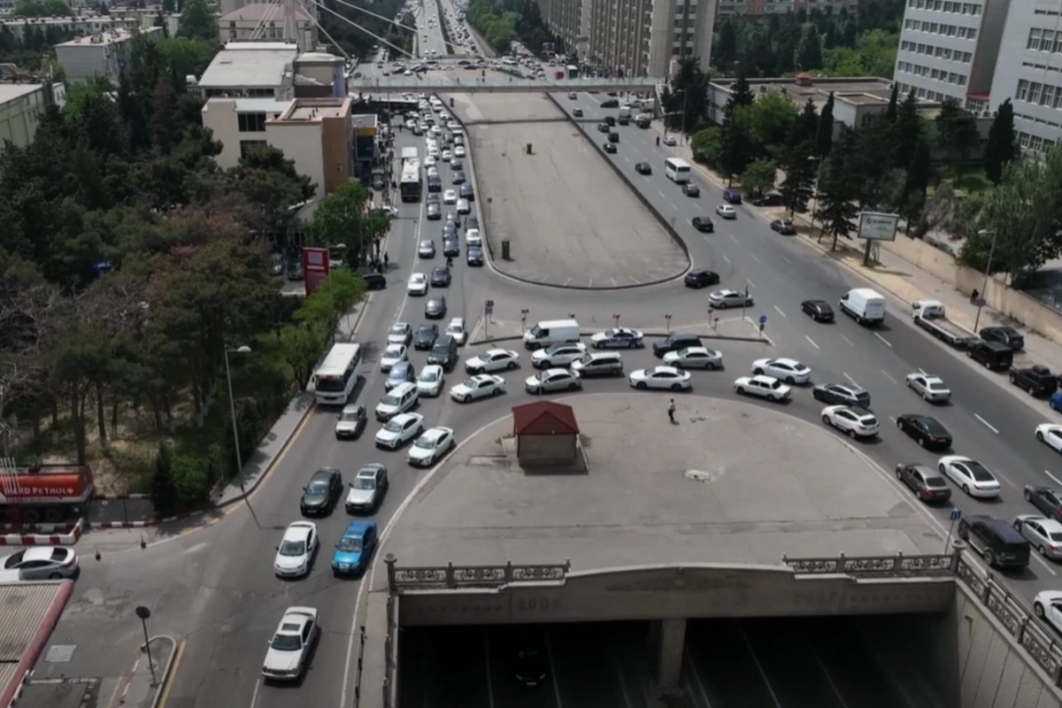 Опасный перекресток в Баку: эксперты объяснили причины дорожного хаоса