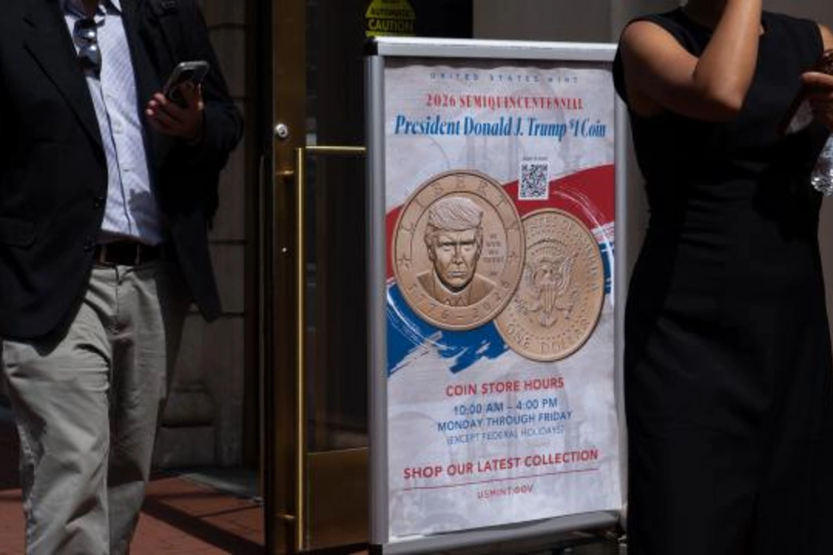 Trampın portreti əks olunan 1 dollarlıq sikkə dövriyyəyə buraxılıb
