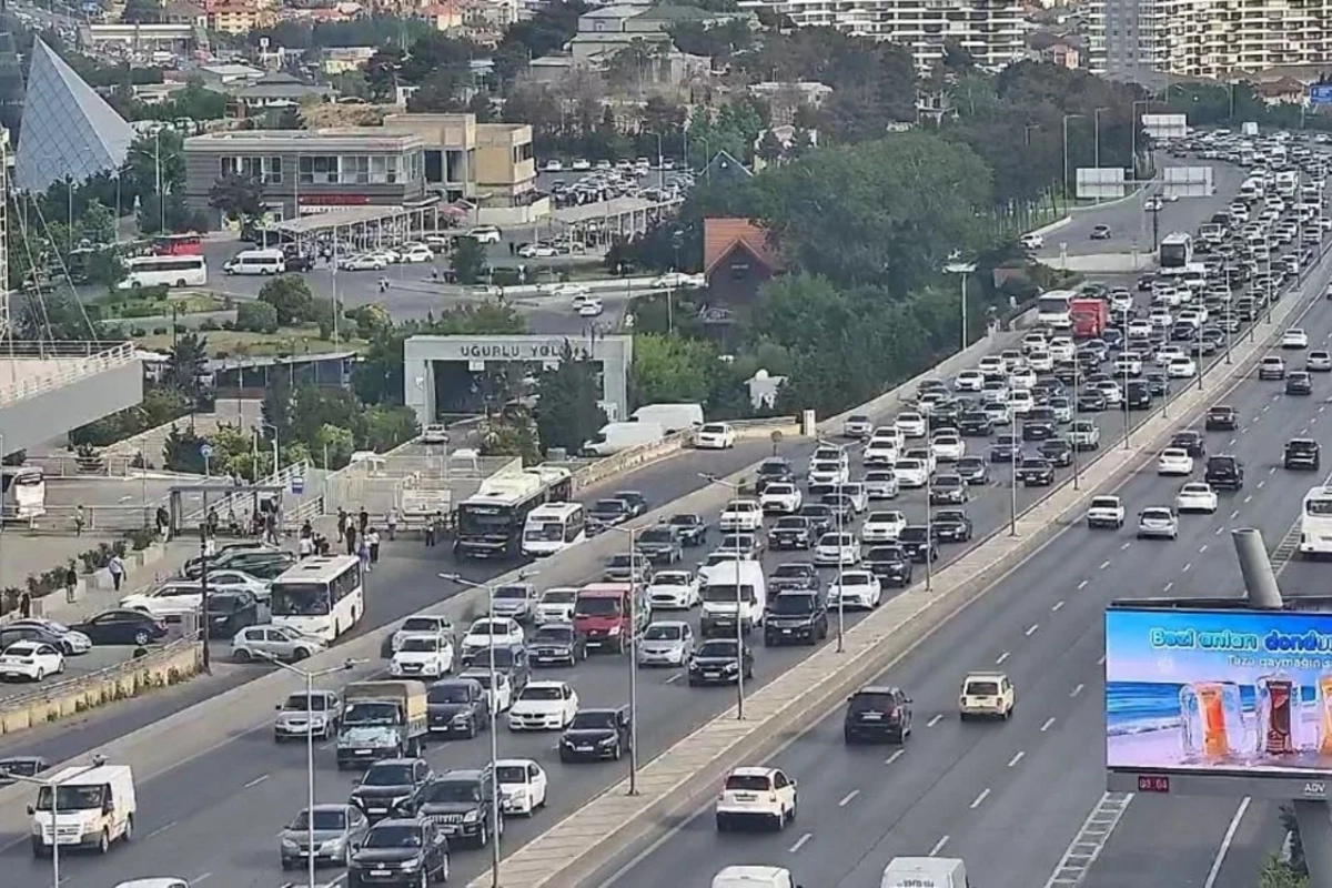 Bakının bəzi yollarında nəqliyyatın sıxlığı müşahidə olunur
