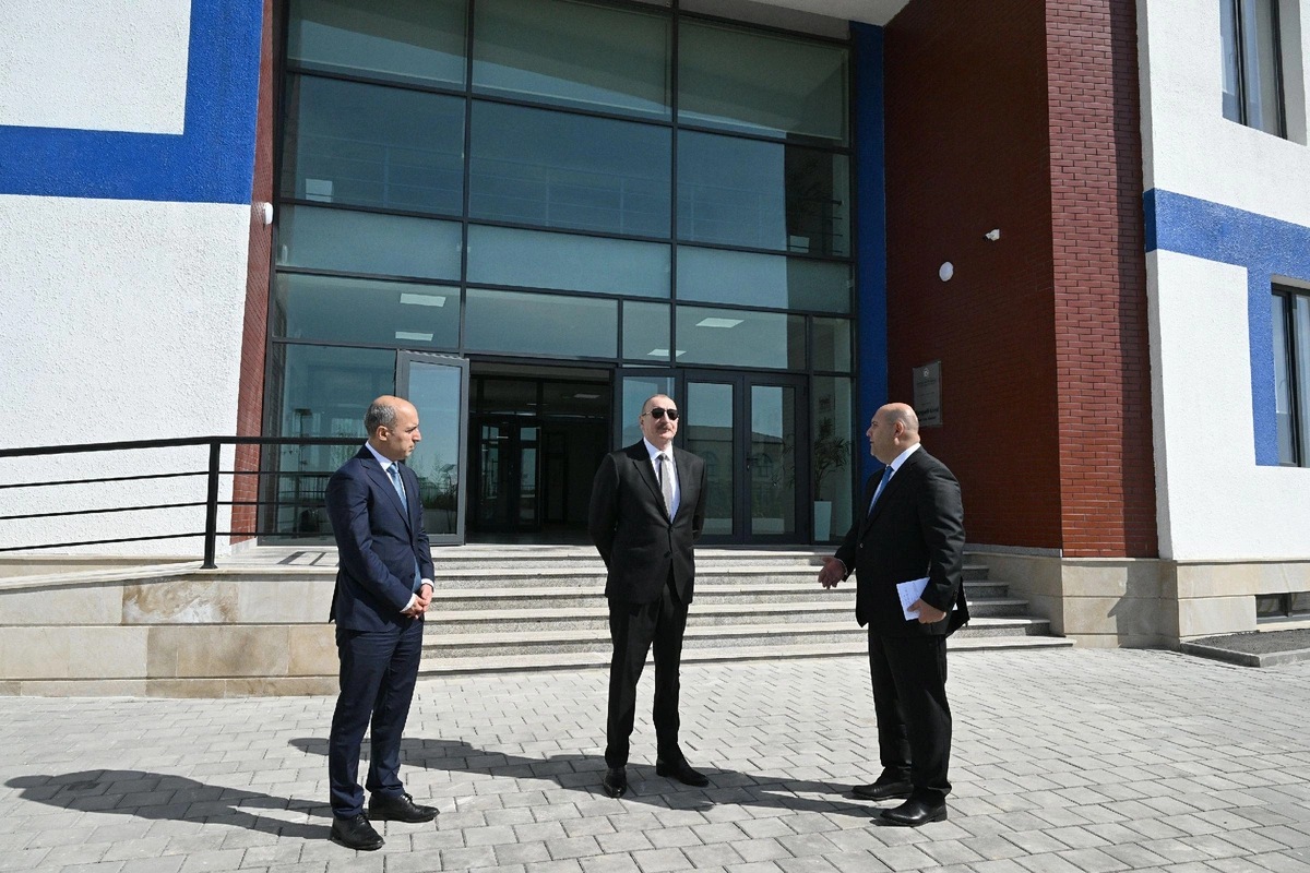 İlham Əliyev Ağdamın Kəngərli kəndində klub-icma mərkəzində yaradılan şəraitlə də tanış olub