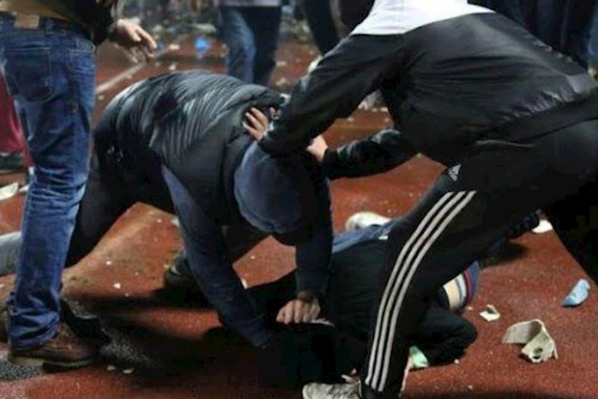 TikTokda canlı yayım açdı, söyüş söyən həmkəndlisini çayxanada döydü TikTokda canlı yayım açdı, söyüş söyən həmkəndlisini çayxanada döydü