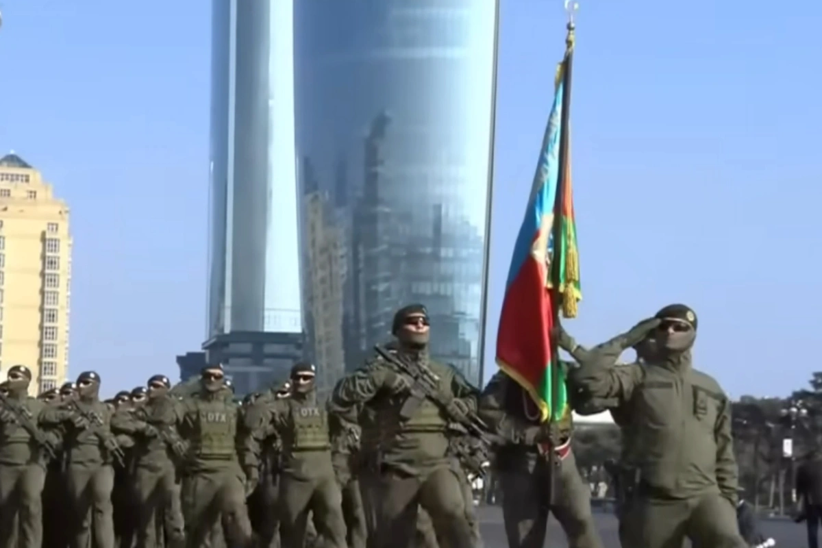 Xarici Kəşfiyyat Xidmətinin Yarasa xüsusi təyinatlılarının paradda keçidi