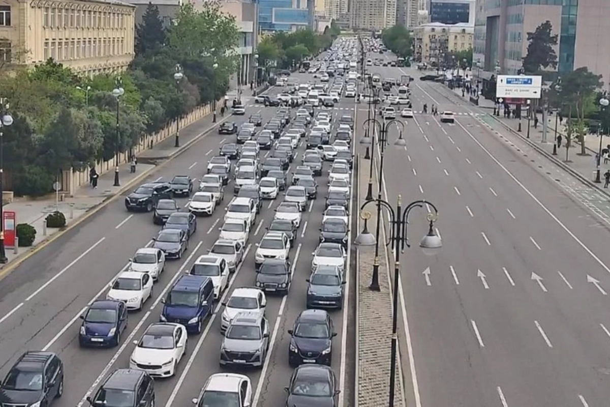Bakının bir sıra yollarında tıxac var Bakının bir sıra yollarında tıxac var