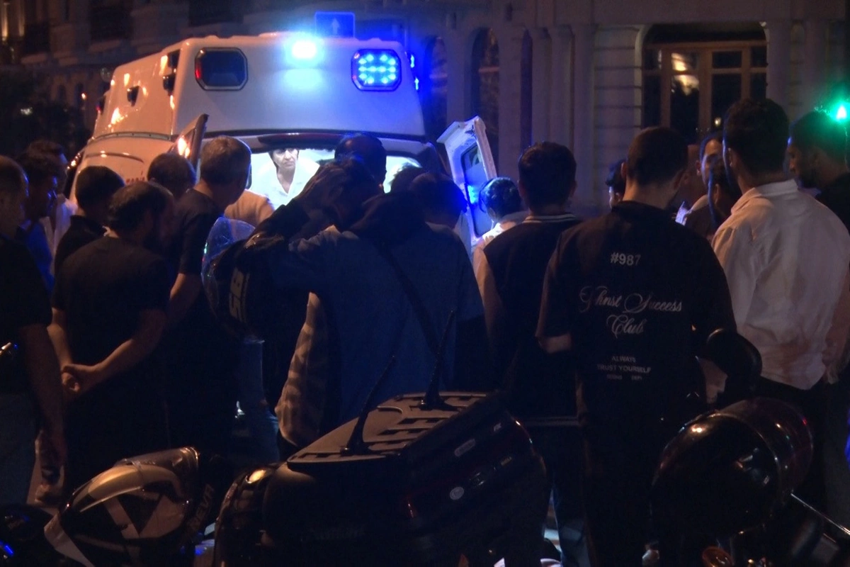 Bakıda minik maşını ilə motosiklet toqquşdu: Kuryer ağır xəsarət alıb Bakıda minik maşını ilə motosiklet toqquşdu: Kuryer ağır xəsarət alıb