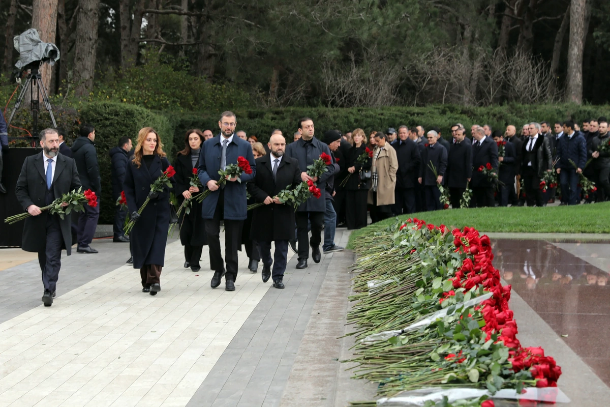 SOCAR-ın kollektivi Ulu Öndər Heydər Əliyevin məzarını ziyarət edib