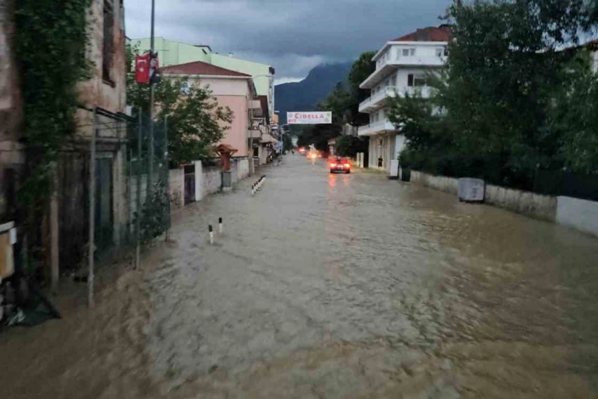 Kastamonuda güclü sel: Evlər və iş yerləri su altında qaldı