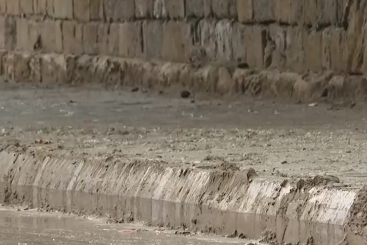 Bakının mərkəzində TƏHLÜKƏ: Torpaq sürüşməsi riski