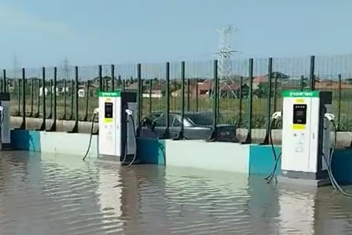 BOS yaxınlığında yerləşən elektrikdoldurma məntəqəsini su basıb