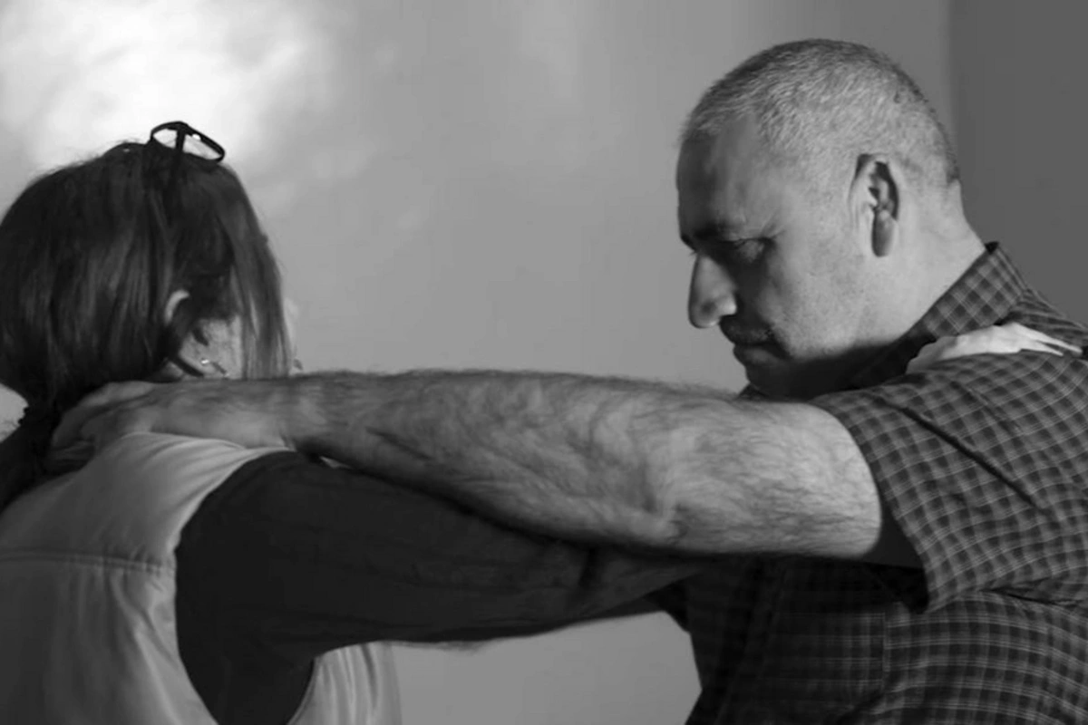 Həbsdən çıxan ata ayrı yaşamaq istəyən qızını boğub öldürdü