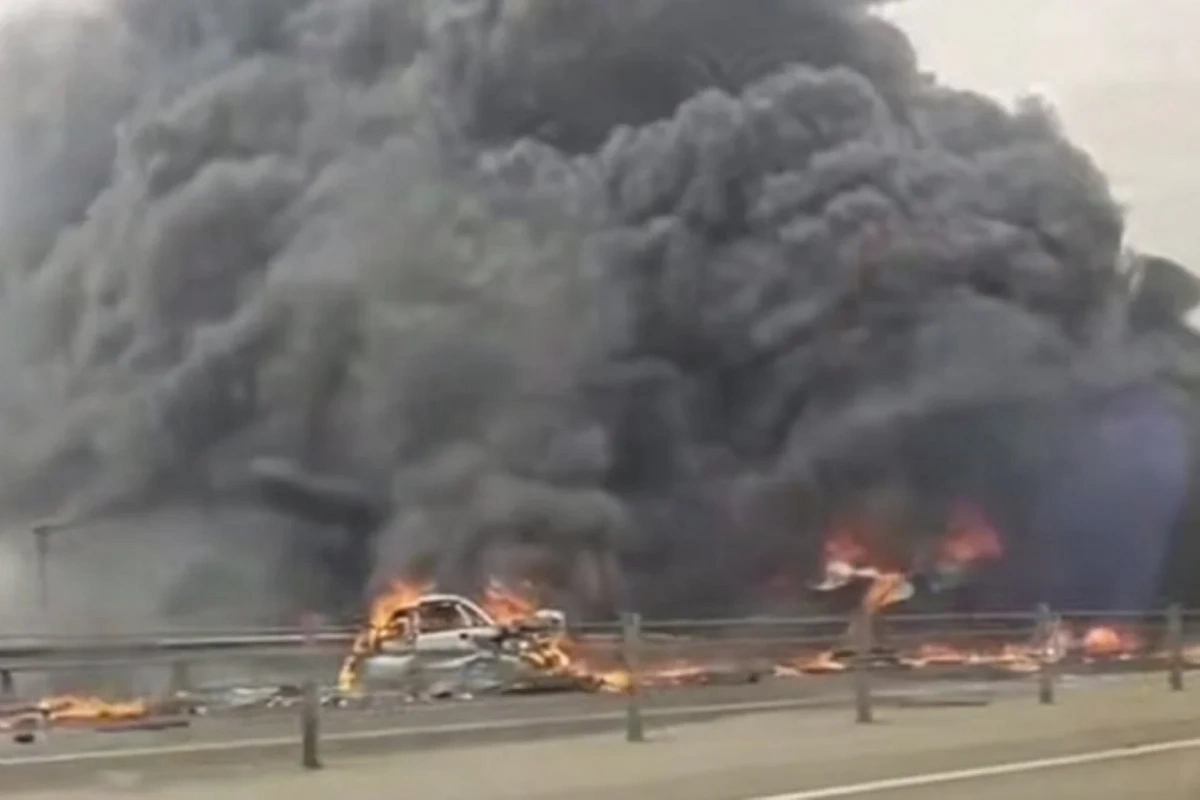 Rusiyada dəhşətli yol qəzası - Yanacaqdaşıyan maşın digər maşınlarla toqquşub ALIŞDI