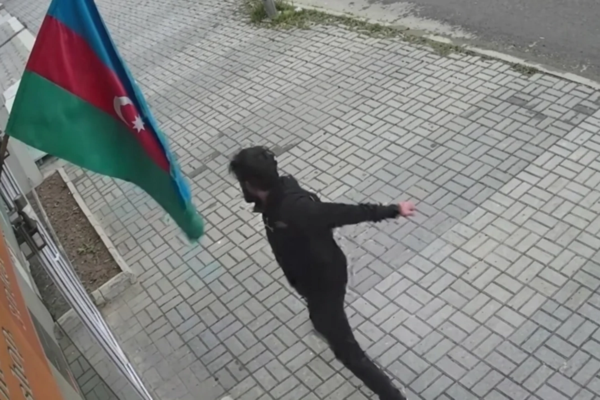 Bayrağa hörmətsizlik edən şəxs saxlanıldı