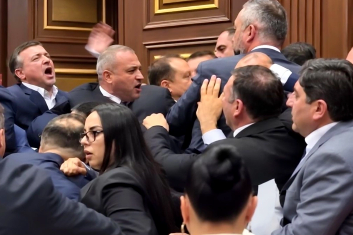Ermənistan parlamentində deputatlar əlbəyaxa oldu
