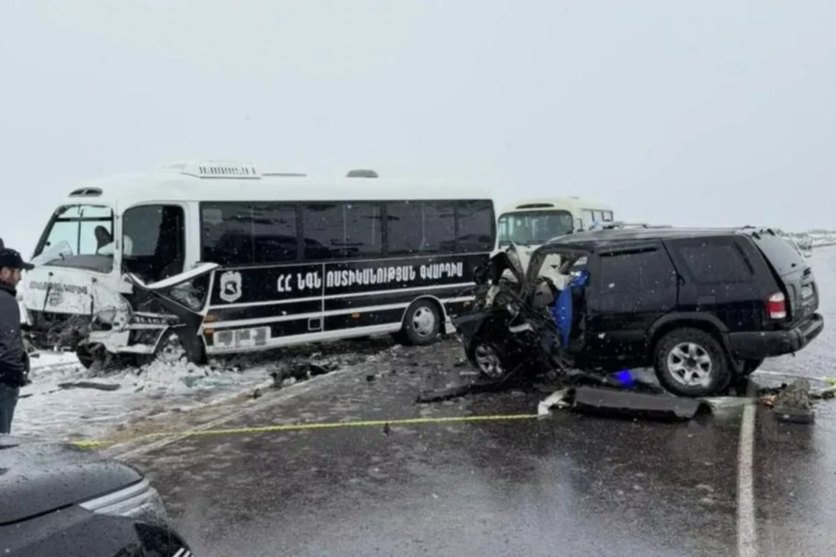 Paşinyanın kortejini müşayiət edən polis avtobusu qəzaya uğradı: Ölən və yaralılar var