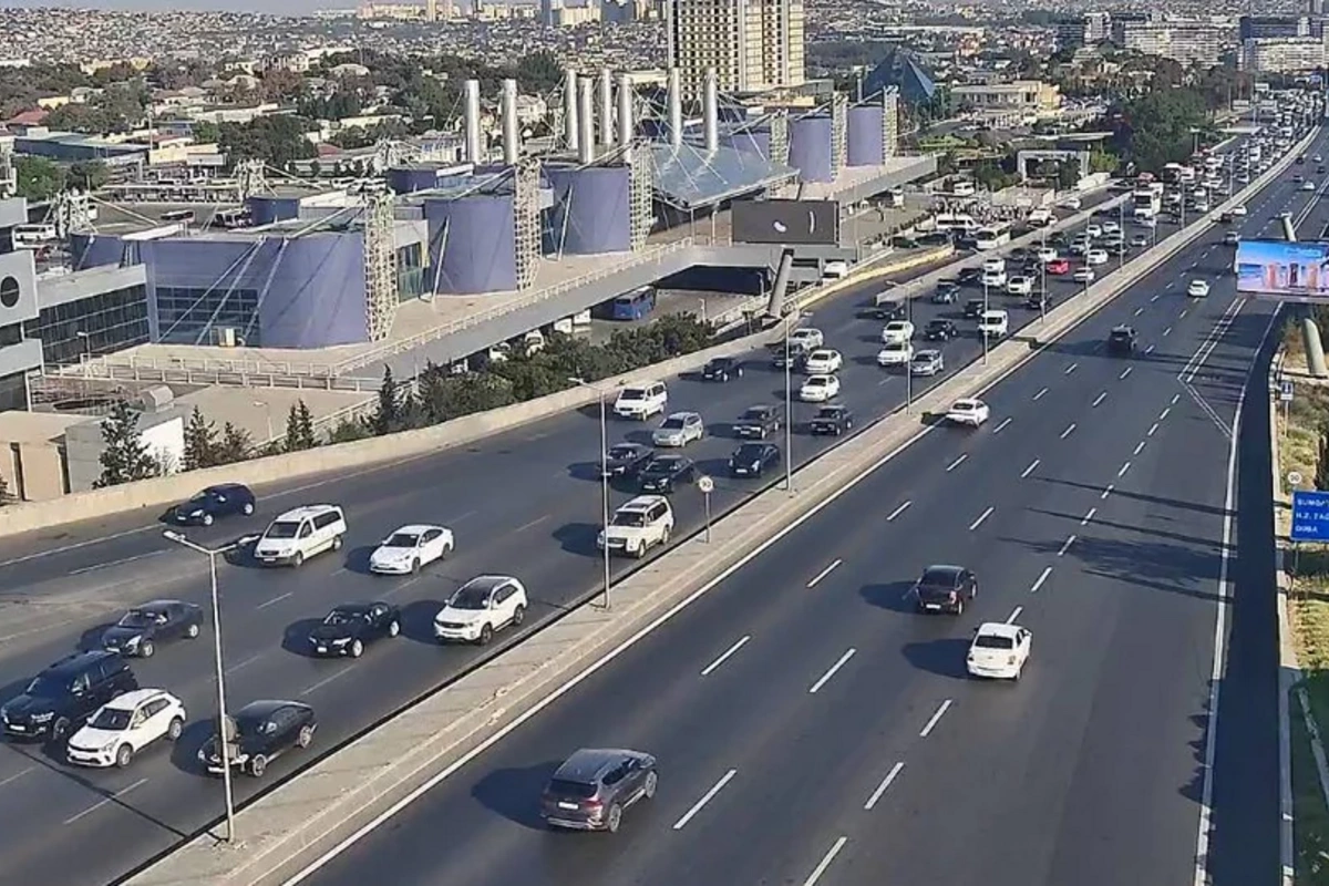 Bakının bir sıra yollarında nəqliyyatın sıxlığı müşahidə olunur