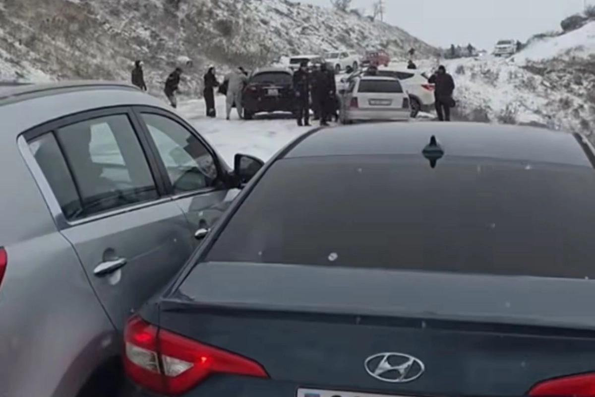 Bakıdan Xızıya gedən yolu buz bağlayıb, MAŞINLAR YOLDA QALDI