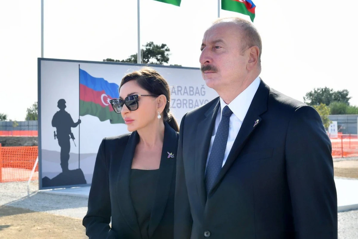 İlham Əliyev və Mehriban Əliyeva Anım Günü ilə əlaqədar Bakıdakı Zəfər parkında olublar