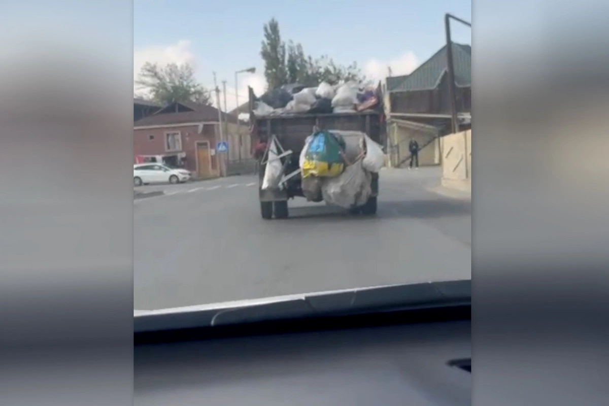 Biləcəridə yolu zibilliyə-zibilliyə gedən zibil maşını Biləcəridə yolu zibilliyə-zibilliyə gedən zibil maşını