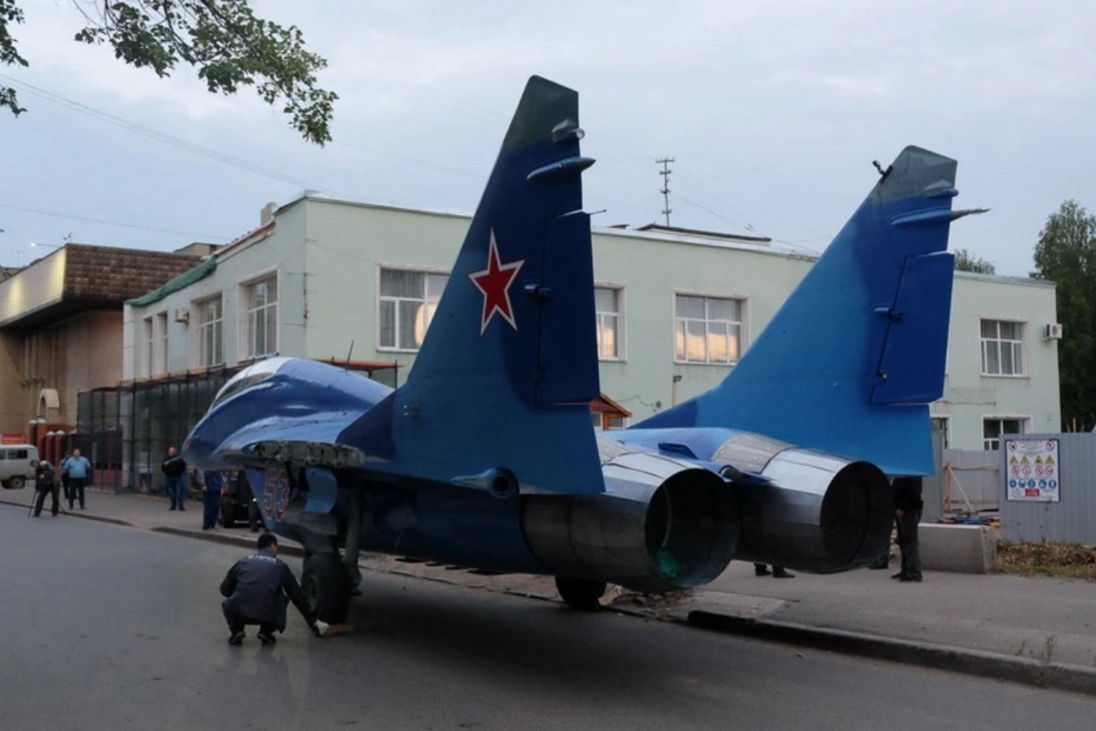 В Ереване российский истребитель врезался в железный столб, а затем в ограждение В Ереване российский истребитель врезался в железный столб, а затем в ограждение