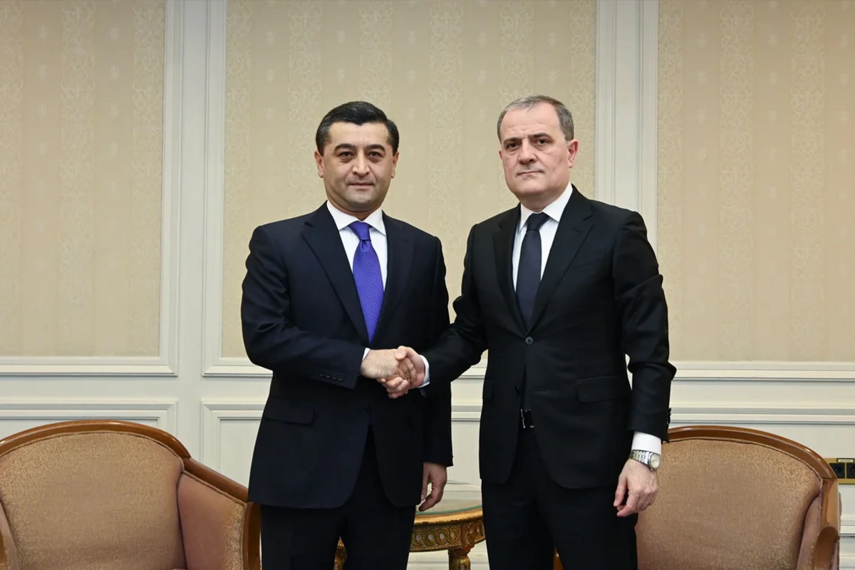 Ceyhun Bayramov və özbəkistanlı həmkarı Yaxın Şərqdəki hərbi eskalasiyanı müzakirə ediblər