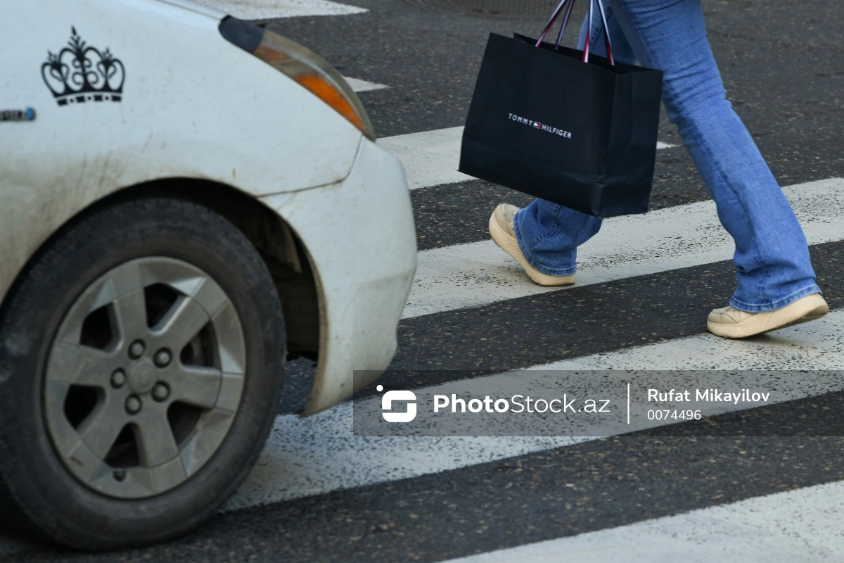 Piyada zolaqda gözləyir, sürücüyə cərimə gəlir