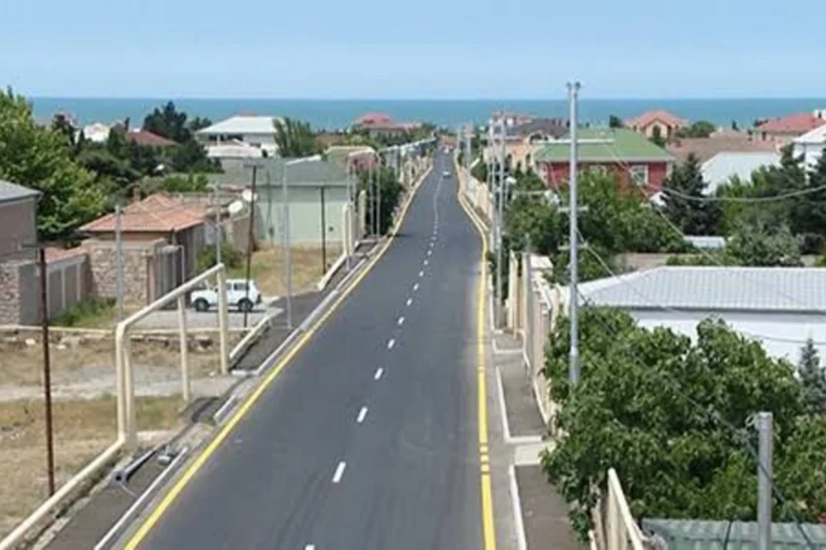 Maştağada avtomobil işıq dirəyini aşırıb: Onlarla ev işıqsız qalıb