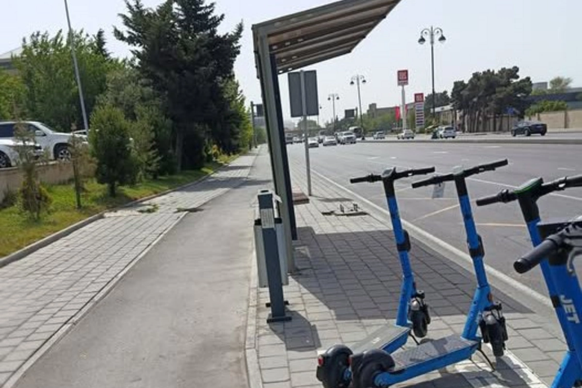 Необычная остановка в Баку вызвала критику горожан Необычная остановка в Баку вызвала критику горожан