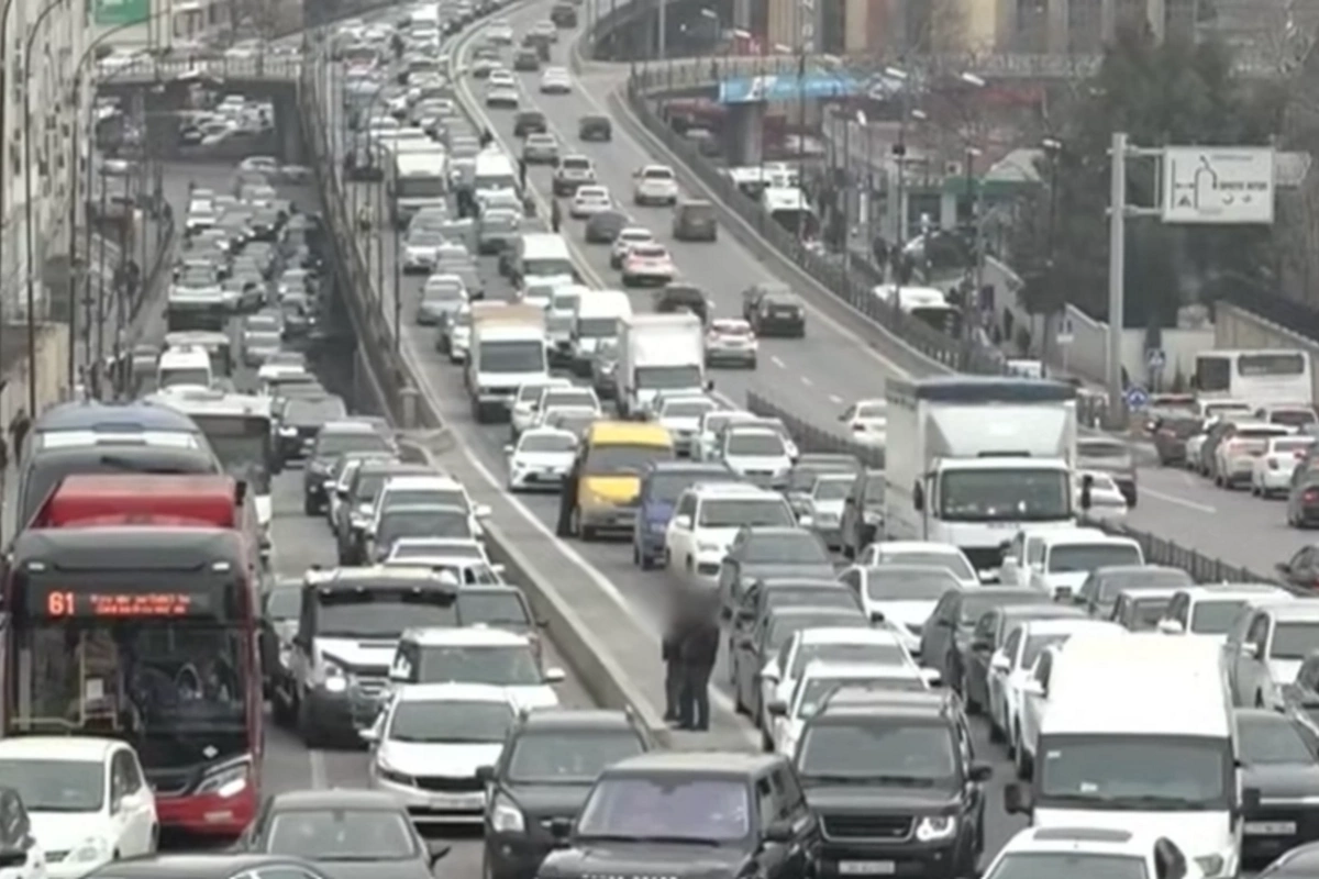 Bakı-Sumqayıt yolunda böyük tıxac: Düz bir saat 45 dəqiqədir ki, burada qalmışıq