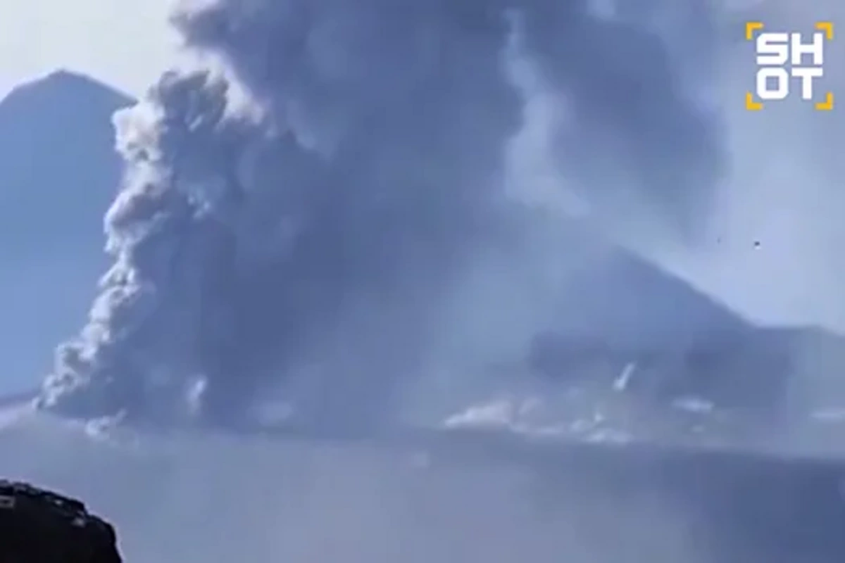 Mount Shinmoe in Japan erupted with a powerful ash column Mount Shinmoe in Japan erupted with a powerful ash column