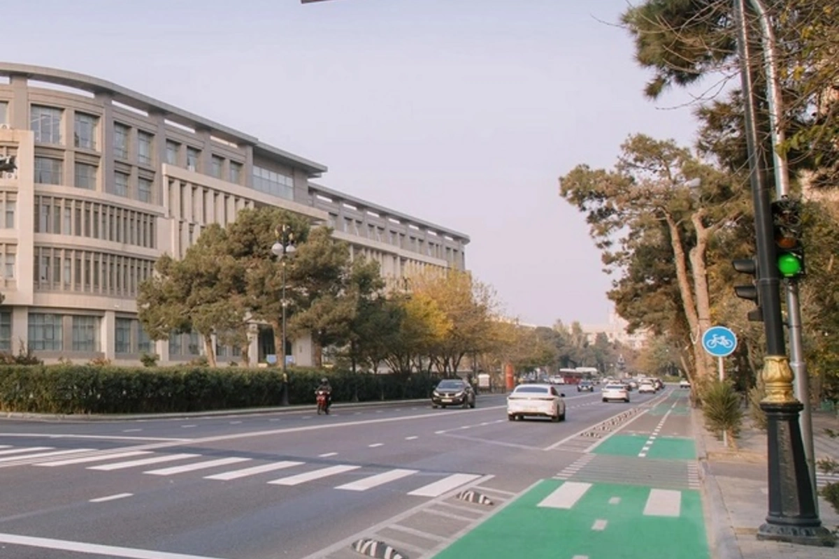 Parlament prospektində yeni piyada keçidi istifadəyə verilib