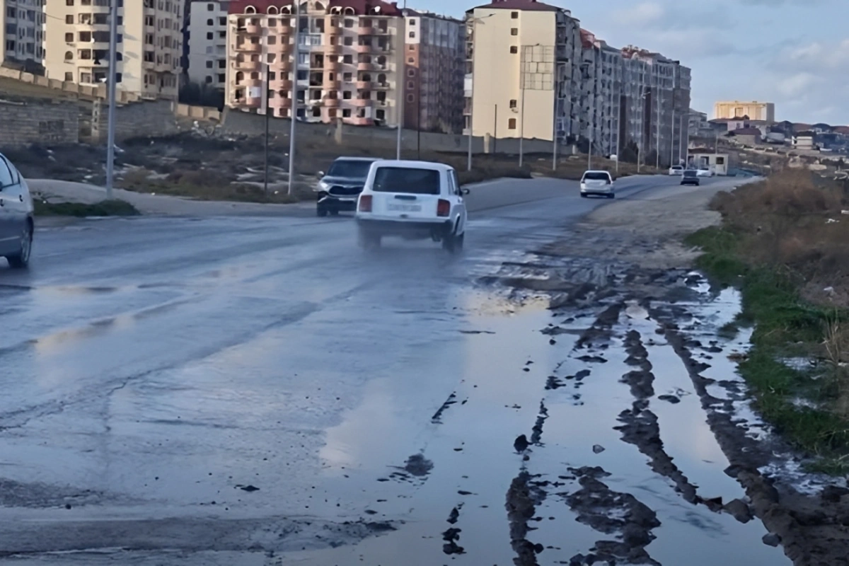 Masazırda kanalizasiya borusu DAŞDI - Magistral yolu çirkab suyu basdı