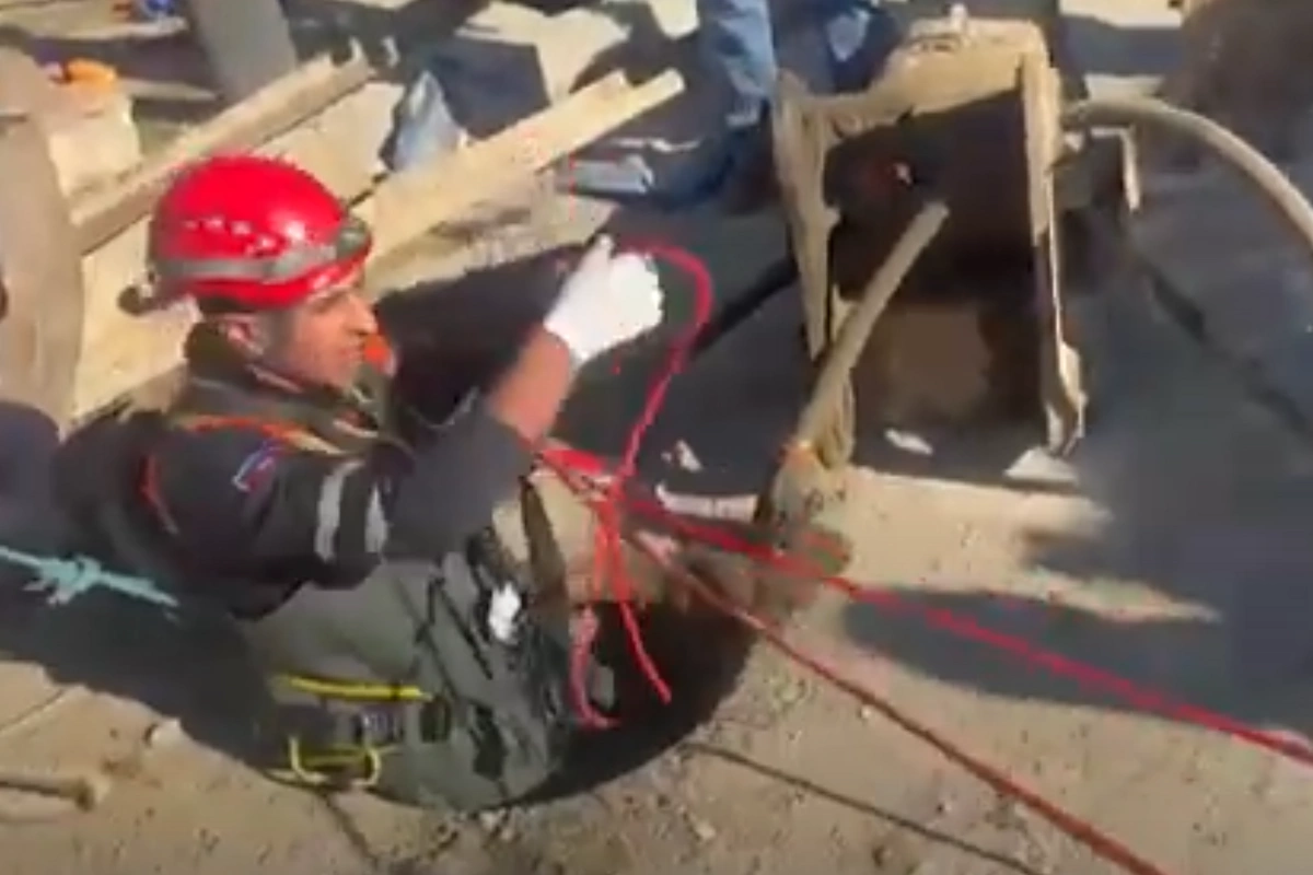 Bakı sakini kanalizasiya quyusuna düşdü