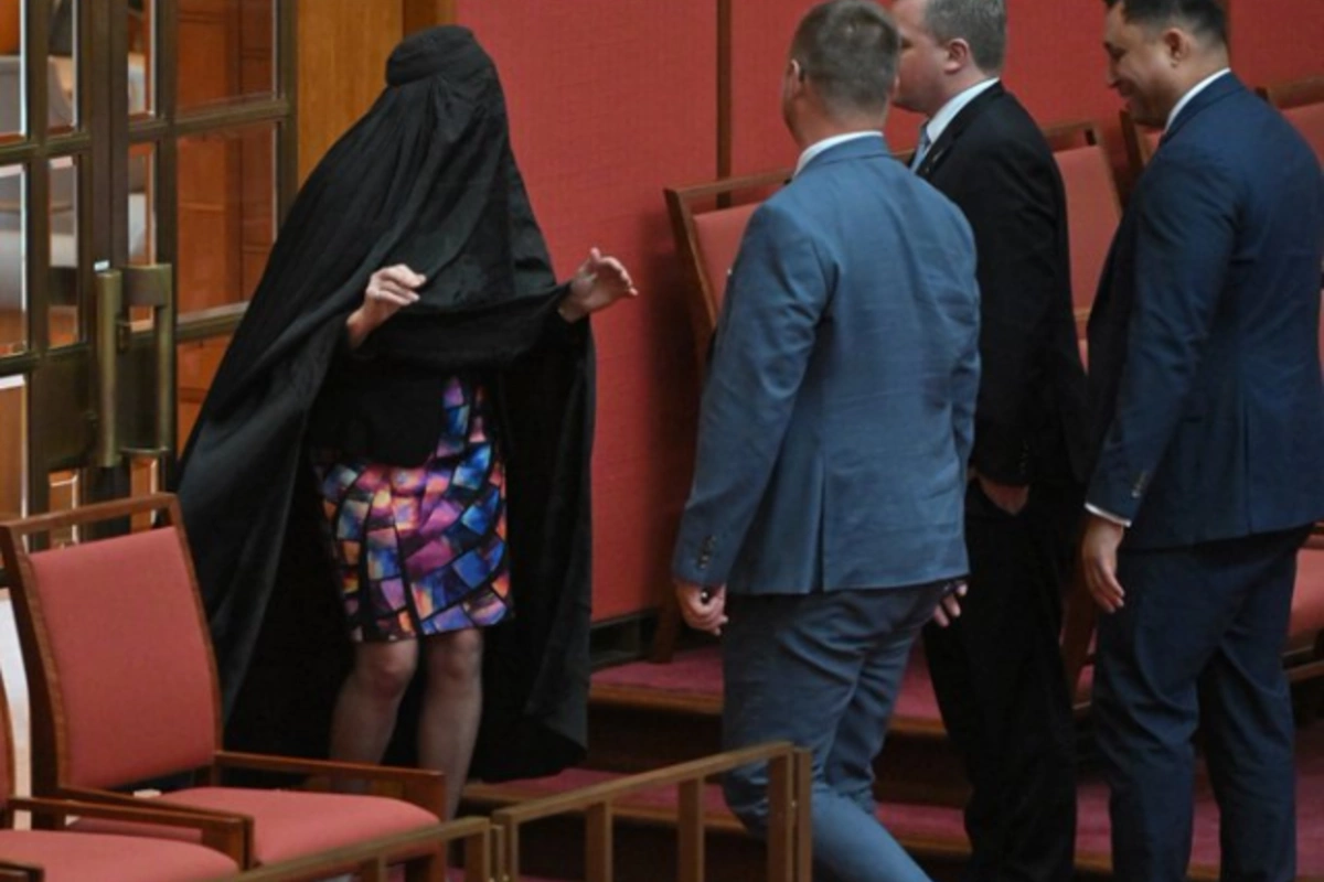 Avstraliyada parlamentə qara çarşafla daxil oldu