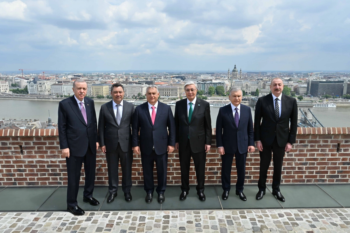 Budapeştdə TDT dövlət və hökumət başçılarının şərəfinə rəsmi lanç verilib Budapeştdə TDT dövlət və hökumət başçılarının şərəfinə rəsmi lanç verilib
