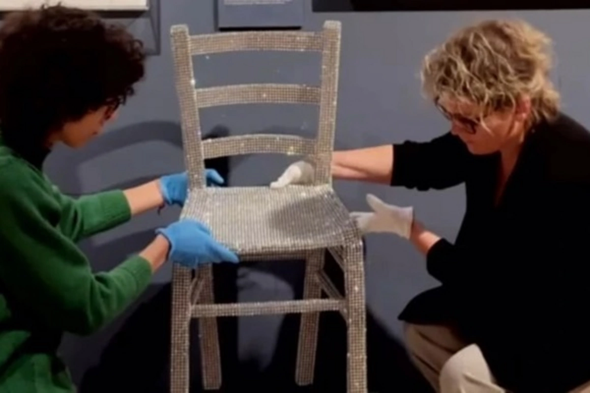 Tourist breaks Van Gogh's chair in Verona Tourist breaks Van Gogh's chair in Verona