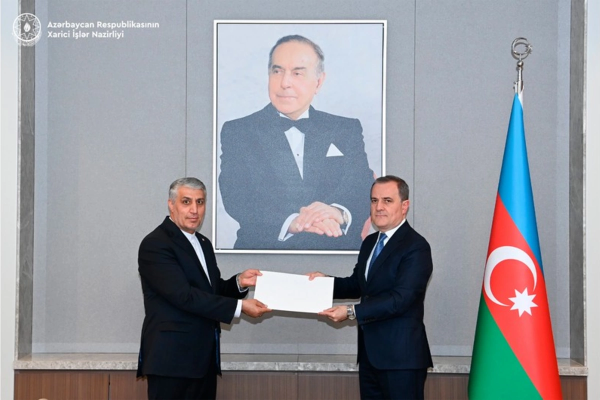Ceyhun Bayramov İranın yeni səfirinin etimadnaməsinin surətini qəbul edib Ceyhun Bayramov İranın yeni səfirinin etimadnaməsinin surətini qəbul edib