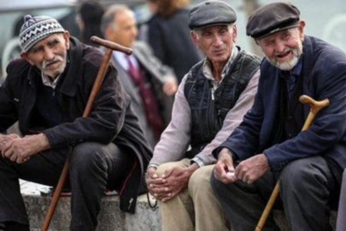 Ölkədə yaşlı əhalinin regionlar üzrə paylanması açıqlanıb