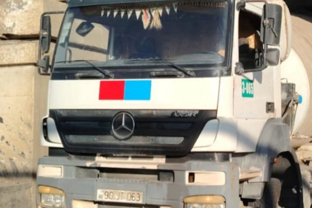 Şirvanda yük avtomobili dəmir yolu ötürücüsündə aşırımlara ilişərək qalıb Şirvanda yük avtomobili dəmir yolu ötürücüsündə aşırımlara ilişərək qalıb