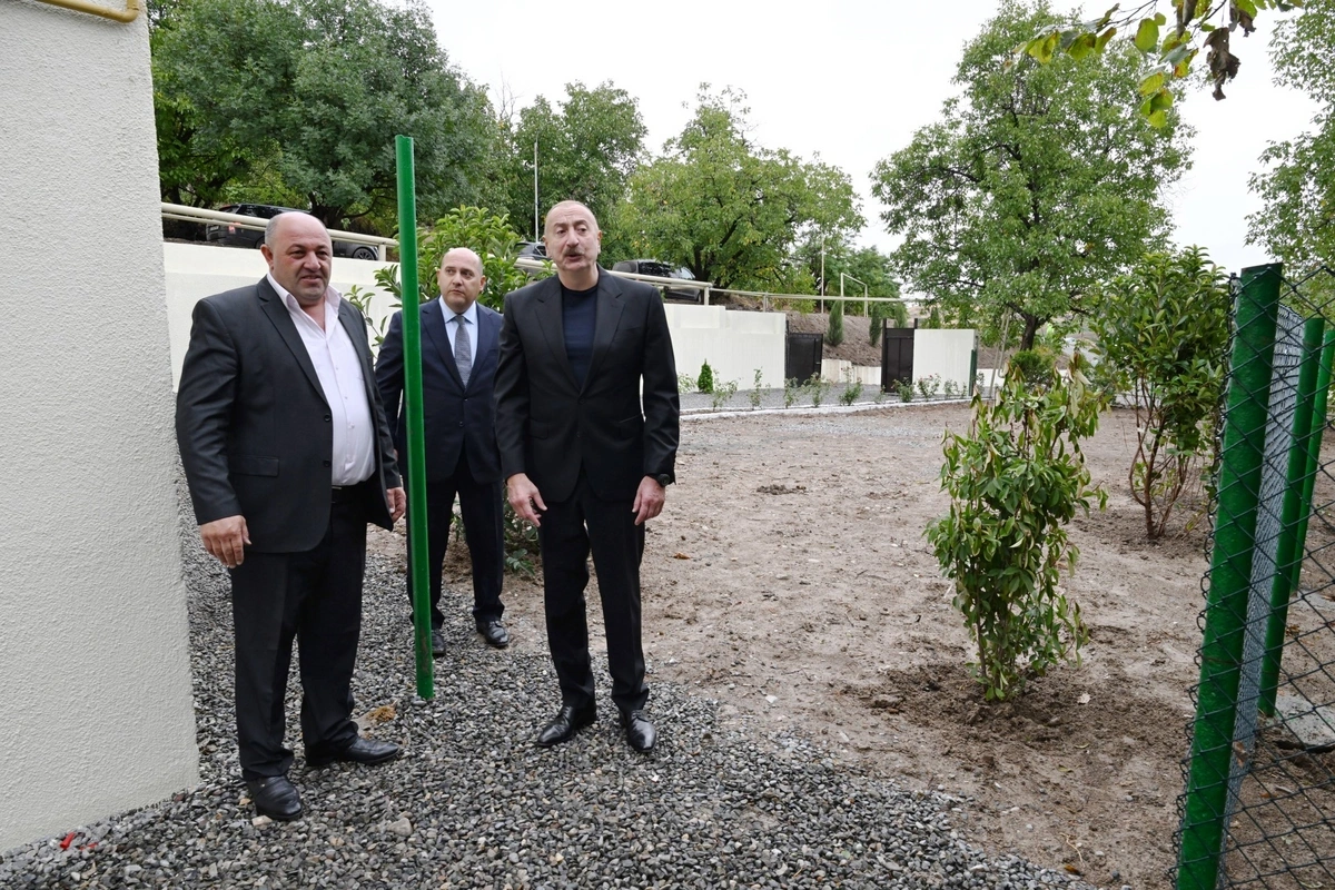 İlham Əliyev Xocavənd rayonunun Qırmızı Bazar qəsəbəsində olub İlham Əliyev Xocavənd rayonunun Qırmızı Bazar qəsəbəsində olub