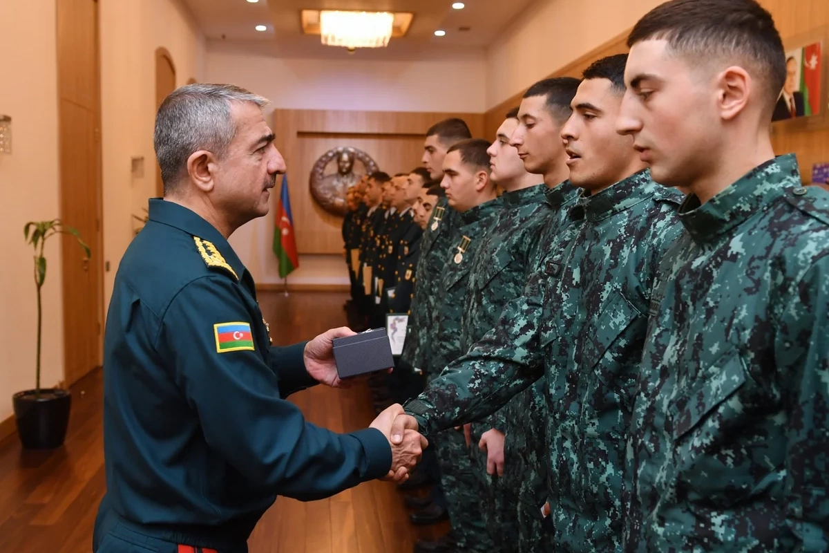 Elçin Quliyev xidməti-döyüş fəaliyyətində fərqlənən hərbi qulluqçuları təltif edib
