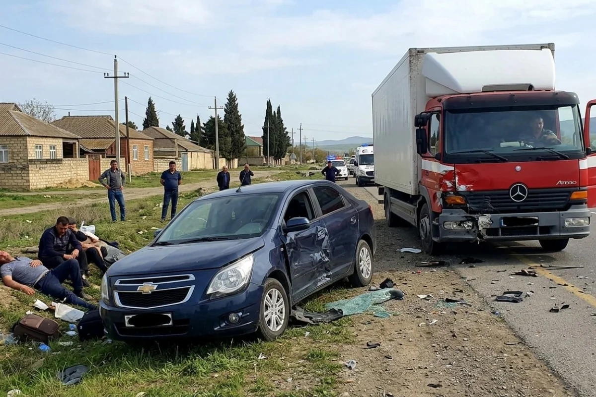 Azərbaycanda AĞIR QƏZA: Yük maşınının vurduğu avtomobil piyadalara çırpıldı - Ölənlər var