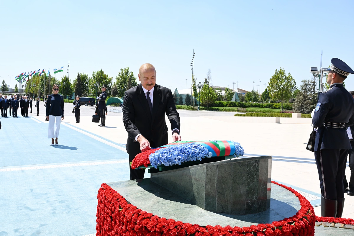 Prezident İlham Əliyev Daşkənddə Müstəqillik abidəsini ziyarət edib