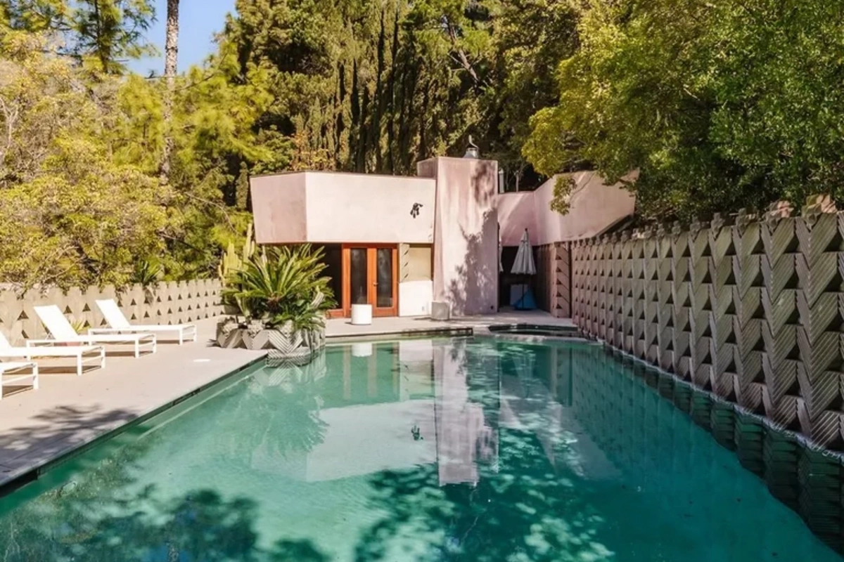 Mərhum rejissorun villası 15 milyona satılır